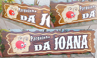 Composição com três ângulos da placa de sítio "Parquinho da Joana" em madeira pinus, mostrando as letras em alto relevo e a joaninha pintada à mão