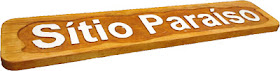 Placa horizontal em madeira de pinus com o nome "Sítio Paraíso" em letras brancas em alto relevo e acabamento envernizado brilhante