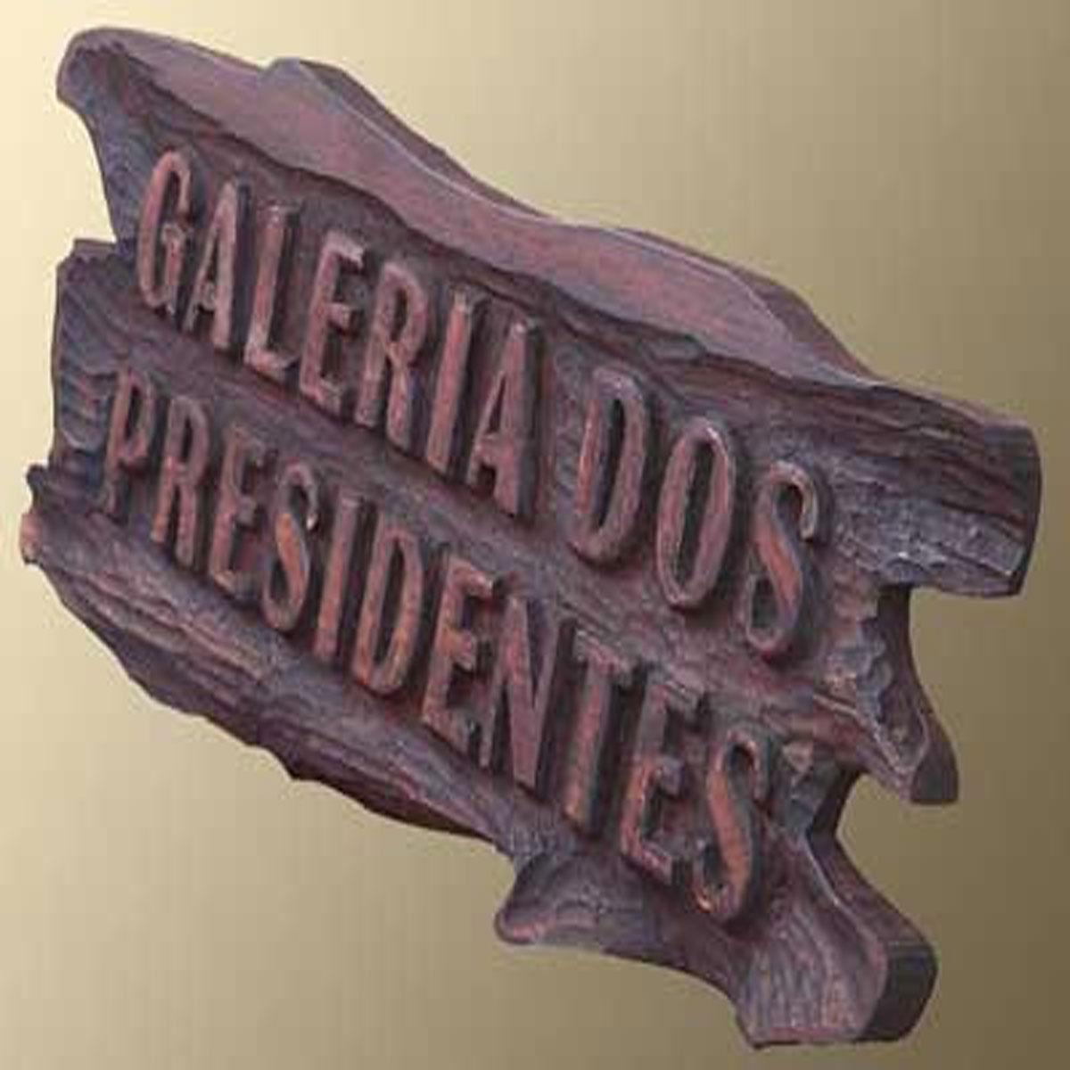 Placa diferenciada em madeira maciça de 5cm entalhada totalmente à mão, com as letras "Galeria dos Presidentes" bem salientes em 3D, tonalizador profissional e verniz fosco