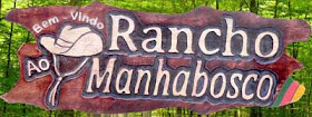 Placa de cedro branco com o texto "Bem-vindo ao Rancho Manhabosco" em alto relevo e um chapéu de tropeiro entalhado