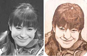 Comparação entre a foto original de uma violinista japonesa e o retrato dela reproduzido em pirografia sobre madeira maciça