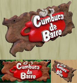 Placa de cedro com bordas orgânicas, cumbuca de barro vermelha esculpida e o texto "Cumbuca de Barro" em altíssimo alto relevo