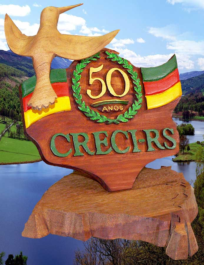 Brasão dos 50 anos do CRECI-RS entalhado em madeira, com pássaro esculpido, coroa de louros, número 50 e a bandeira do Rio Grande do Sul