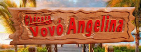 Placa em madeira de cedro com o texto "Chácara Vovó Angelina" em letras de alto relevo pintadas, com bordas orgânicas entalhadas