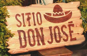 Placa em madeira de pinus com o texto "Sítio Don José" em letras de baixo relevo escurecidas com anilina e um sombreiro mexicano entalhado