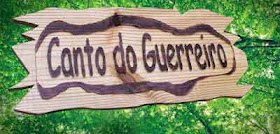 Placa de madeira pinus com bordas recortadas e o texto "Canto do Guerreiro" entalhado em alto relevo com letras escurecidas