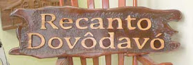 Placa horizontal de cedro branco com bordas orgânicas e o texto "Recanto Dovôdavó" entalhado em alto relevo, escurecida com anilina mogno