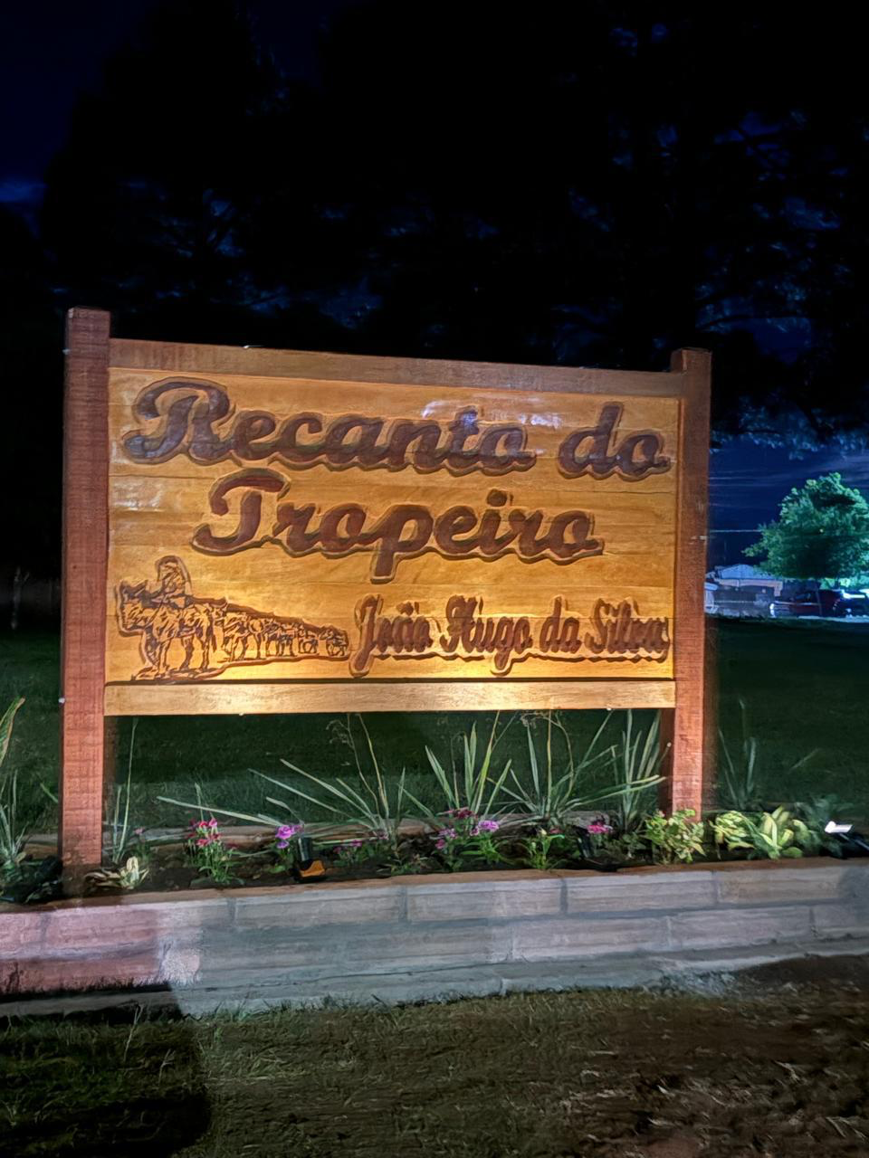 Placa de madeira maciça entalhada "Recanto do Tropeiro", com pirografia e entalhe em alto e baixo relevo, instalada na fazenda de recreação em Lajeado/RS