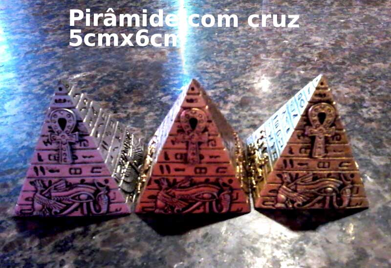 pirâmide com cruz da vida
