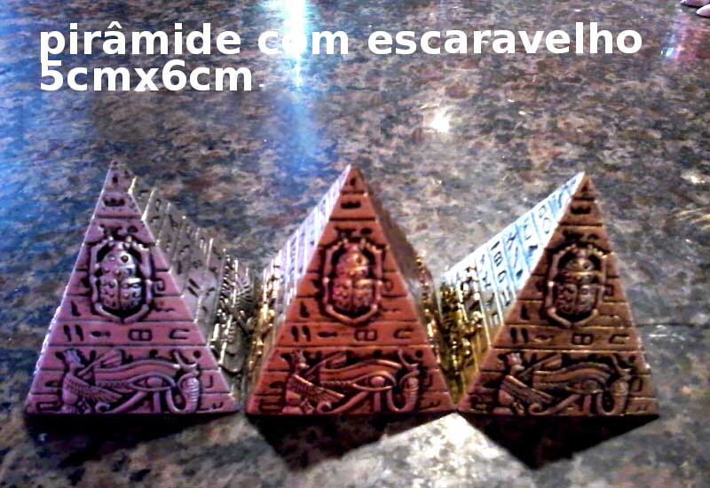 pirâmide com esccaravelho